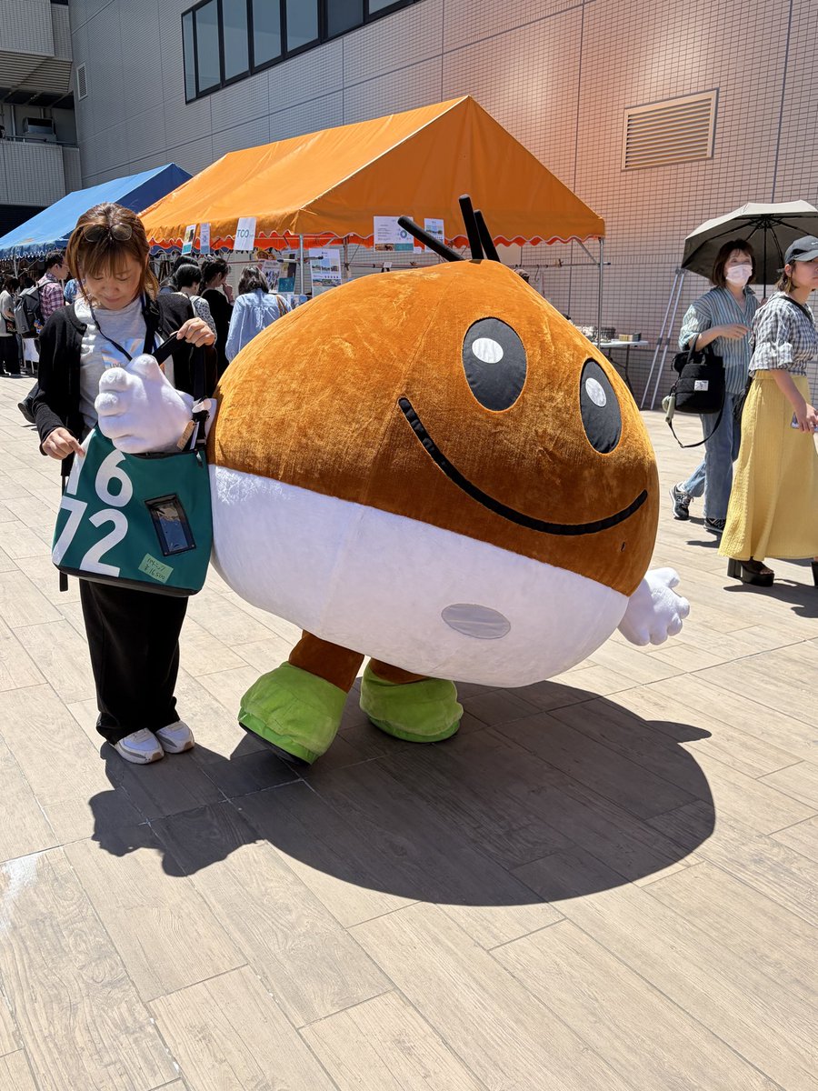steedstaff's tweet photo. 朝早くからたくさんの方に来ていただき感謝です！！

栗東市のゆるキャラ、クリちゃんもsteedのバッグを持ってくれてます、笑 https://t.co/QgYNXlxvDz