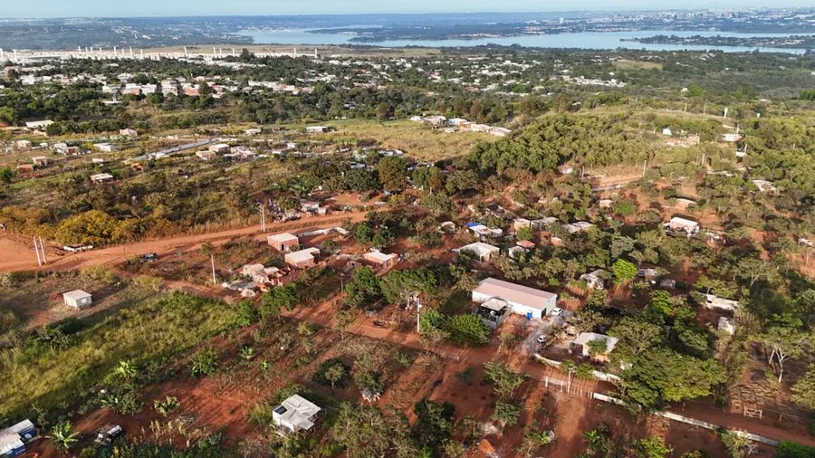 FunkMidia's tweet photo. Com vista privilegiada para o Lago Paranoá, grileiros transformam área no DF em “balneário da invasão”. São mais de 50 barracos, ruas abertas e construções em andamento na região do Itapoã.   Acesse: https://t.co/KDsldXyBso #funkmidia https://t.co/hCe4wJkwgt