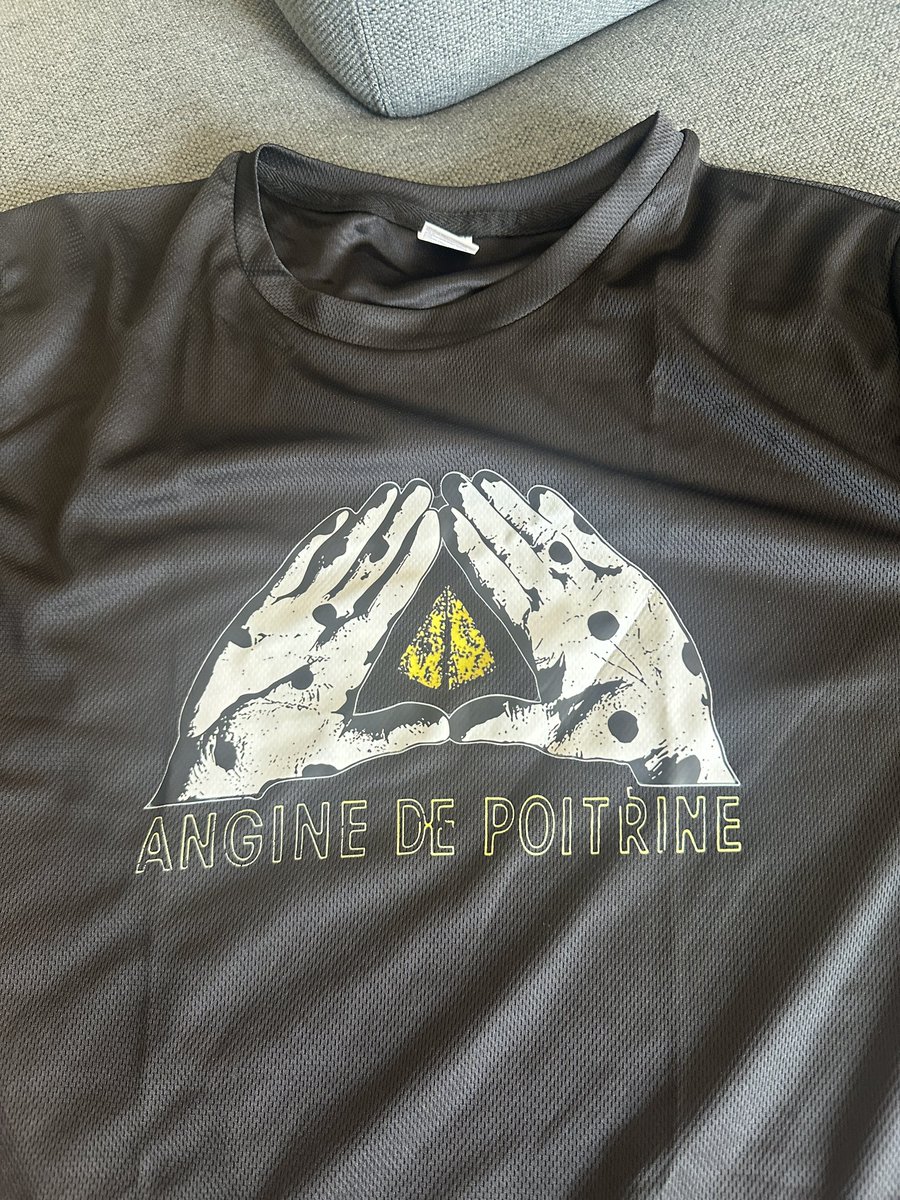matsuba's tweet photo. 色んな人にangine de poitrine布教してたんだけど、そんなに好きならという事でTシャツ貰った。どこで買ったんだ…そもそもオフィシャルなのか？とりあえずフジロックに着て行こ https://t.co/9xx2mzauFU