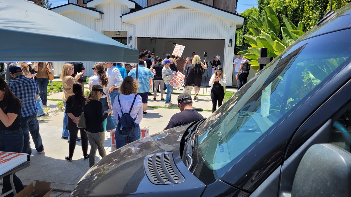 faithwalkreal's tweet photo. Spencer Pratt (@spencerpratt) is the real deal! I’m all in for this guy! 🙌

And this is why…

I went to his meet and greet today right here in my neighborhood. Gotta tell you — this guy is for real. 

I told him he was sent by God for this mission of saving L.A. and that I was praying for him. 

He looked me in the eye and sincerely asked, “Can I give you a hug?” 

Caught me totally off guard… but in the best way. 

Then he told me how much he really appreciated the prayers. 🙏