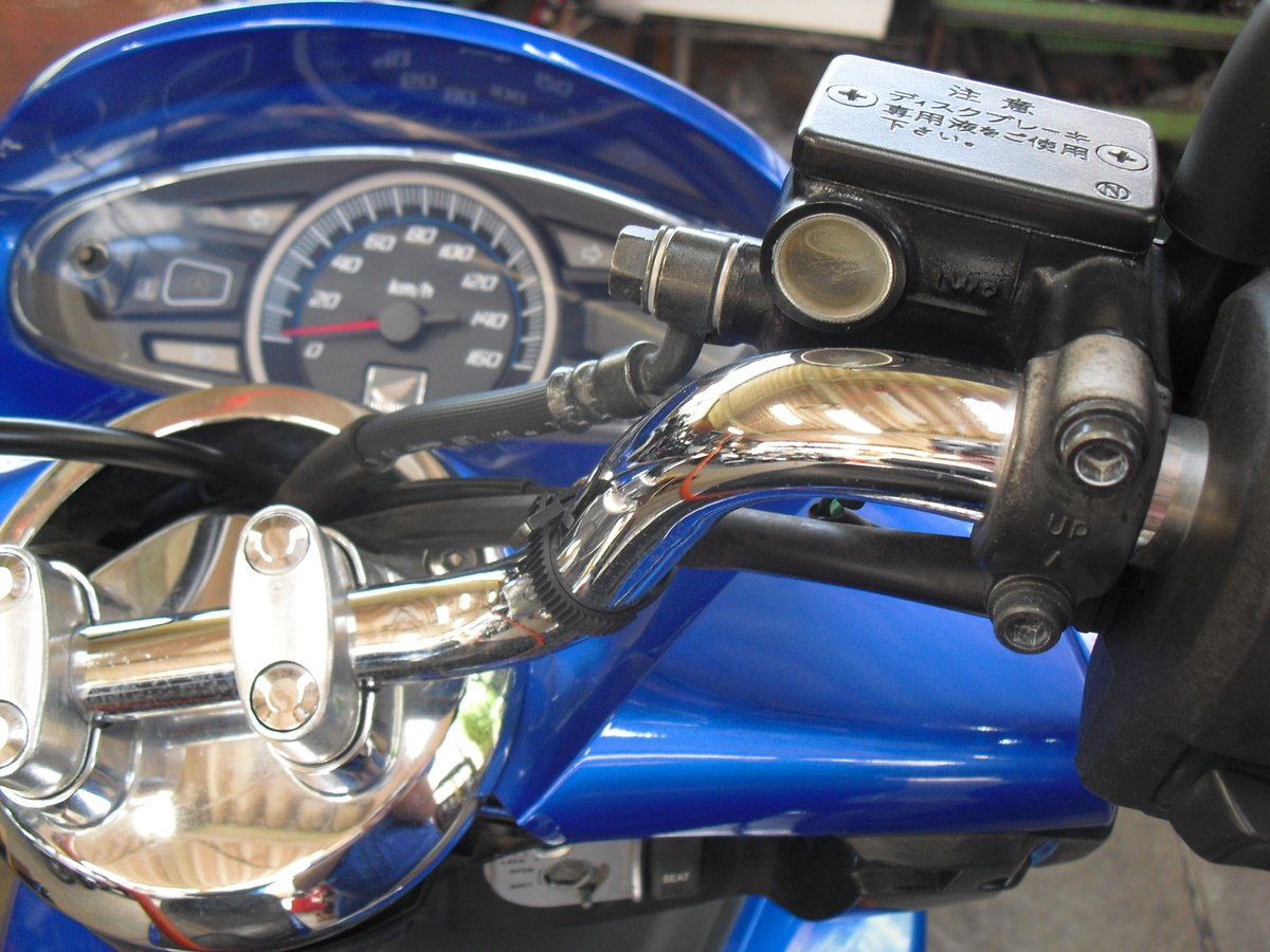 rsshonan's tweet photo. 初期型ホンダPCX（JF28）のブレーキフルード交換の度に思いますがフロントブレーキ側は簡単に出来ますがコンビブレーキのブレーキフルード交換は設計ミスと思えるほどの位置にリザーバータンクがあります。 https://t.co/oD3uJw6fcD