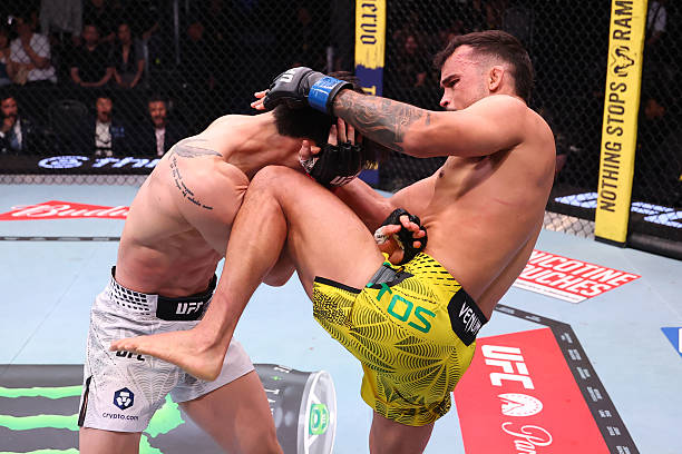 TradePunches's tweet photo. — Fight Result —

🇰🇷 Dooho Choi def. 🇧🇷 Daniel Santos
via KO/TKO (Round 2, 4:29)

Dooho Choi improves to 17-4-1

📊 Polymarket: 40¢ (+153) → $1.00
💰 $762,723 volume traded

#UFCVegas117 https://t.co/n60xQ9MEfW
