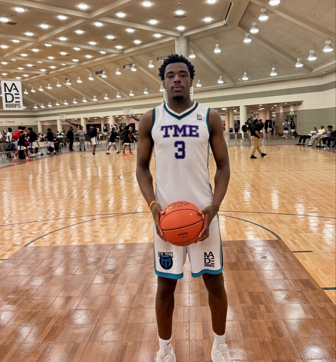 _MarioHicks's tweet photo. 2027 F Lilian Tchabo made his presence felt for Tre Mann Elite tonight. Uses his athleticism well as a finisher but also does a nice job of making multiple efforts defensively, blocking and altering shots. https://t.co/PgSQSc7U2i