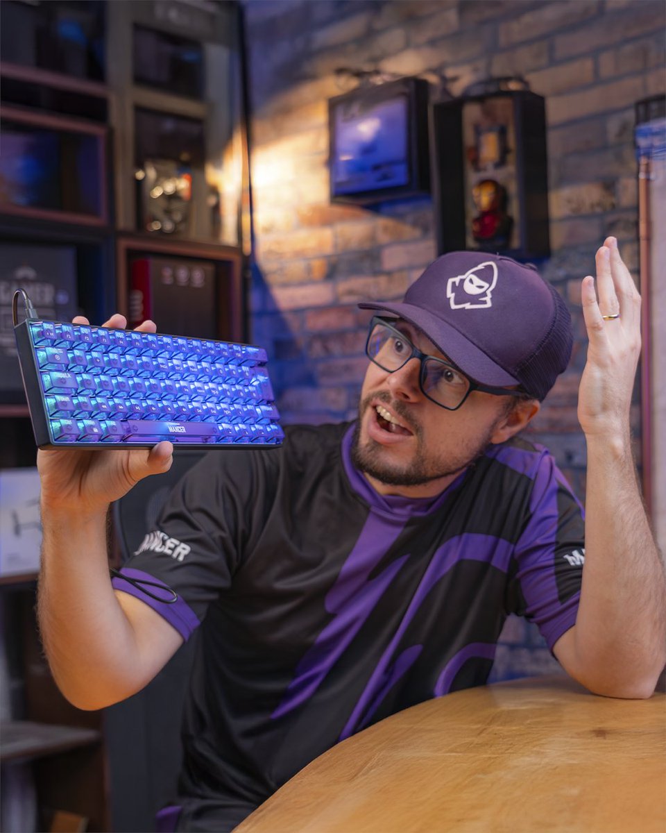 MancerOficial's tweet photo. Viva cada gameplay no máximo com o Mancer Amethyst! 💜

Precisão, estilo marcante e a liberdade que todo gamer precisa no setup. Com switches magnéticos, anti-ghosting completo, 18 modos de RGB e design compacto, ele é o artefato ideal para dominar qualquer partida. https://t.co/uOXQqpI8Za