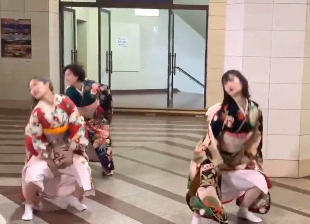 VB029_Lover's tweet photo. 振り袖ダンサーさん達の動画スクショです
変な目で見てすいません～フェチを許して

①をAIで綺麗にしてって指示したら
②は何故か右側の黒い振り袖女性の
足の開き方がお上品になっている😳
③→④高画質化のアプリは以外とそこまで綺麗にしてはくれないですね。

2枚目以降はスクショ画質でお許しを https://t.co/DvVdwEQ2Hw