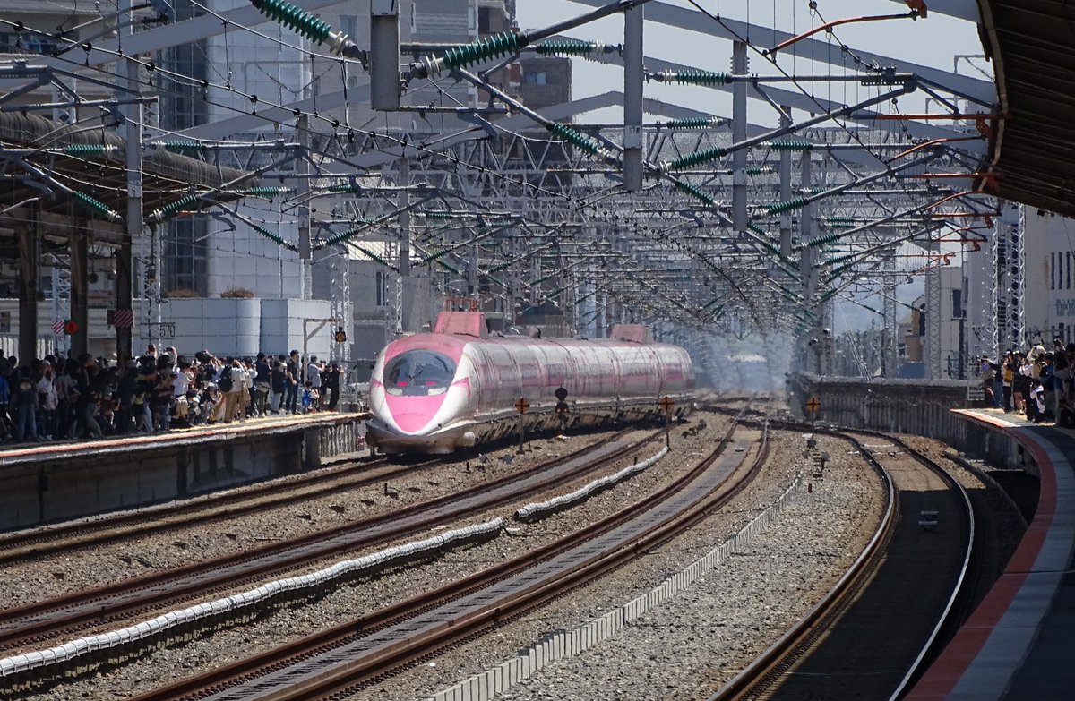 mari6bus's tweet photo. 本日が運行最終日の500系ハローキティ新幹線は、先ほど西明石を発車。
西明石駅でも、大勢の方がお見送りに来ていました。 https://t.co/CQlgSFZ9vH