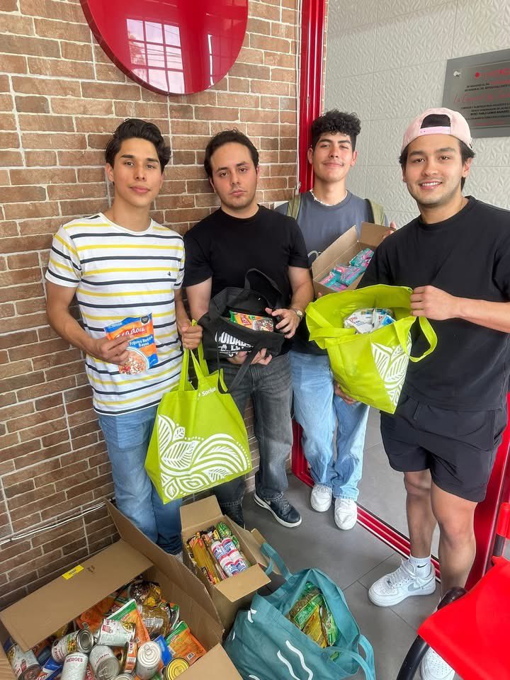 NARIZROJAAC's tweet photo. Gracias jóvenes por sus donativos de despensas que fortalecen el servicio del comedor. https://t.co/xROgPceVZ5