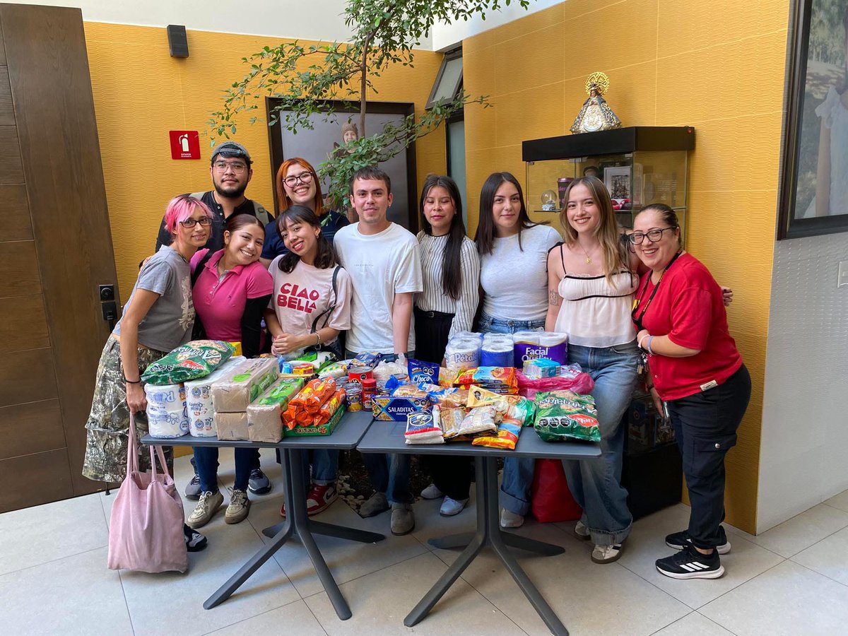 NARIZROJAAC's tweet photo. Gracias jóvenes por sus donativos de despensas que fortalecen el servicio del comedor. https://t.co/xROgPceVZ5