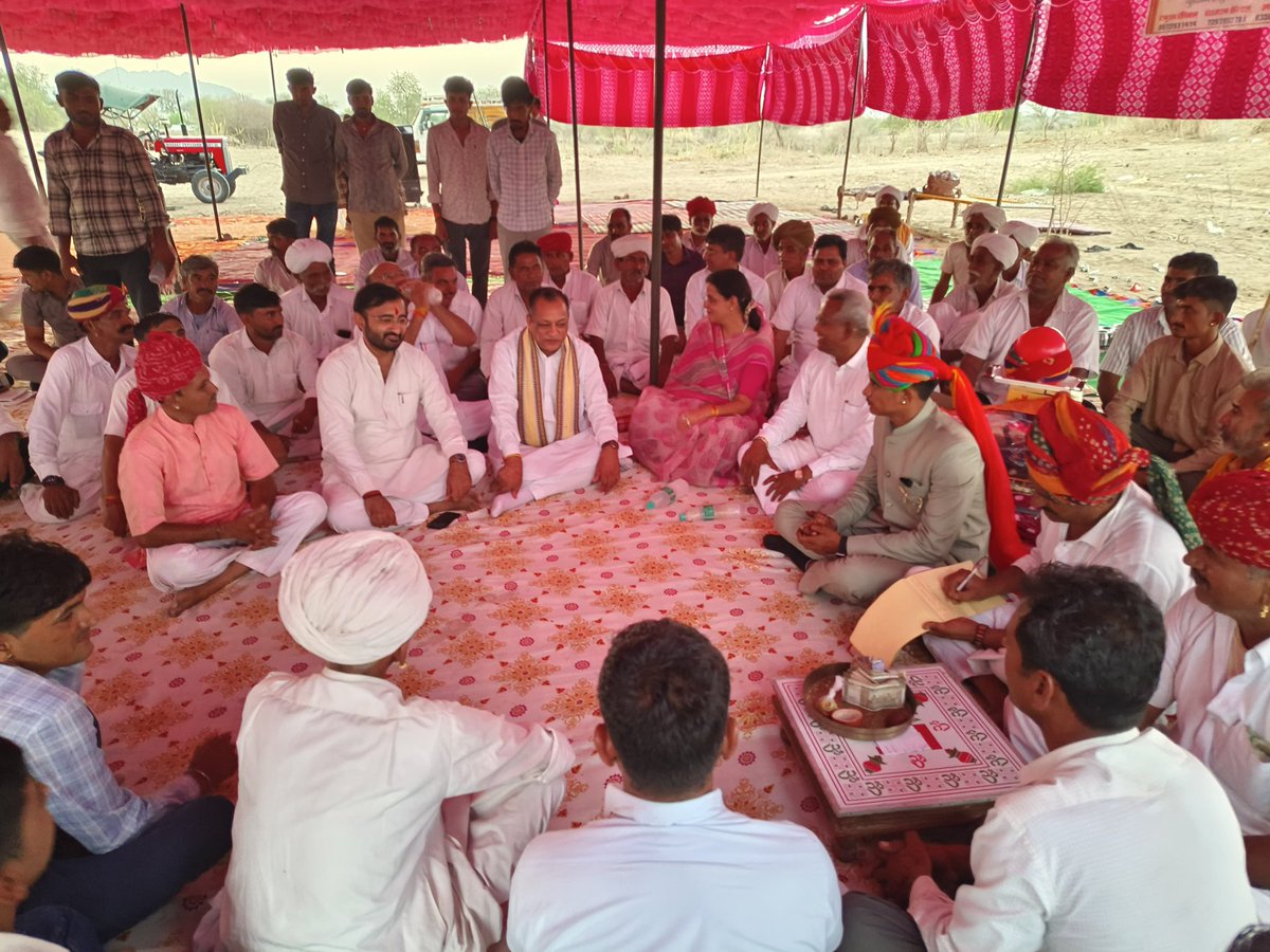 AduramMeghwal01's tweet photo. कल आंटियां में राजस्थान सरकार में कैबिनेट मंत्री श्री @JoraramKumawat जी के साथ भाजपा शक्ति केन्द्र संयोजक श्री धर्माराम जी धतरवाल के सुपुत्र के शुभ विवाह समारोह में शामिल होकर नवदंपति को शुभाशीर्वाद एवं उज्ज्वल भविष्य की शुभकामनाएं दीं। https://t.co/D0UFn4Ep5X
