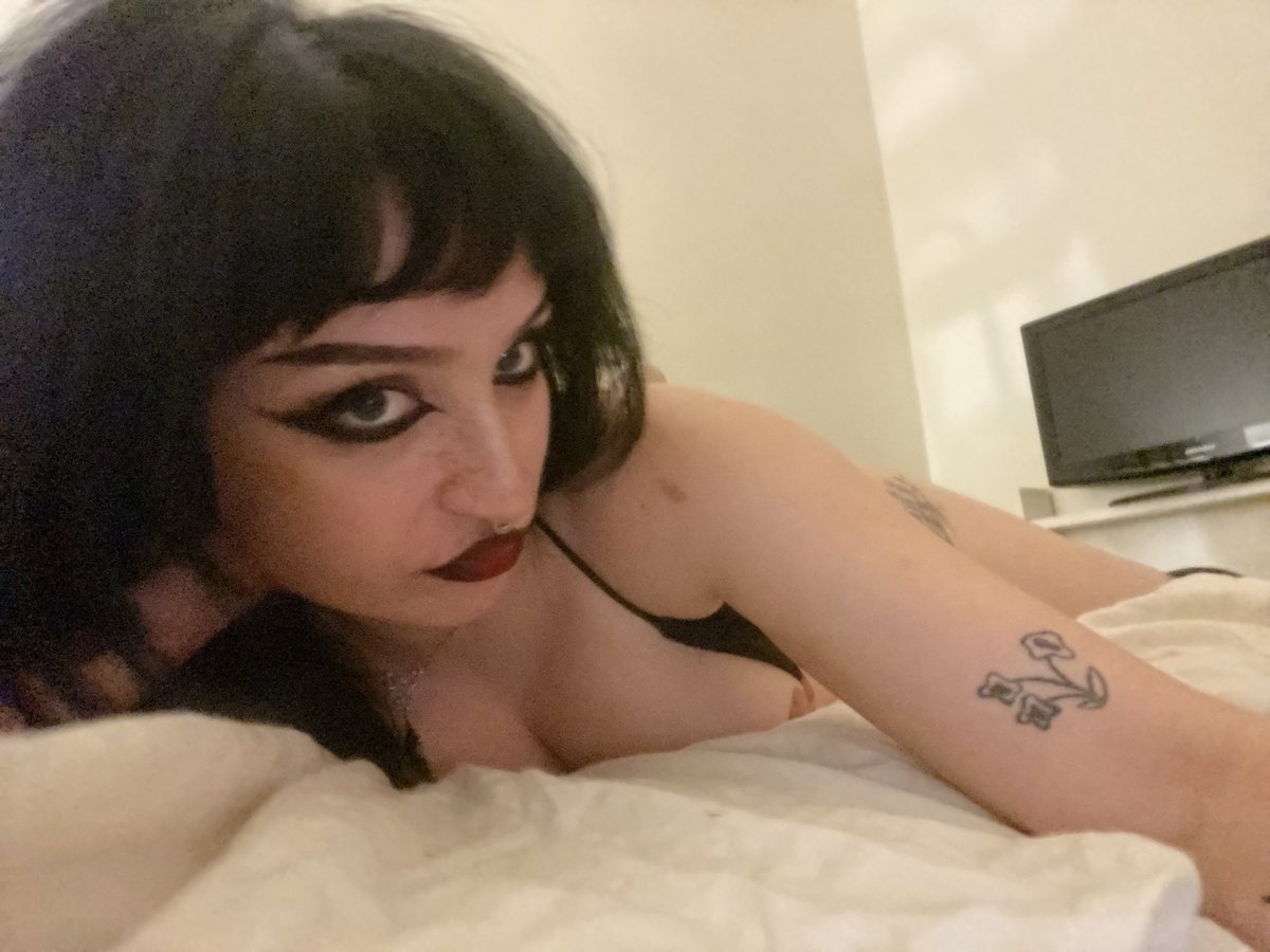 lydiapieds's tweet photo. for huge dick only, I want your best videos of you jerking off in my dm https://t.co/oP7PH8nmh2
