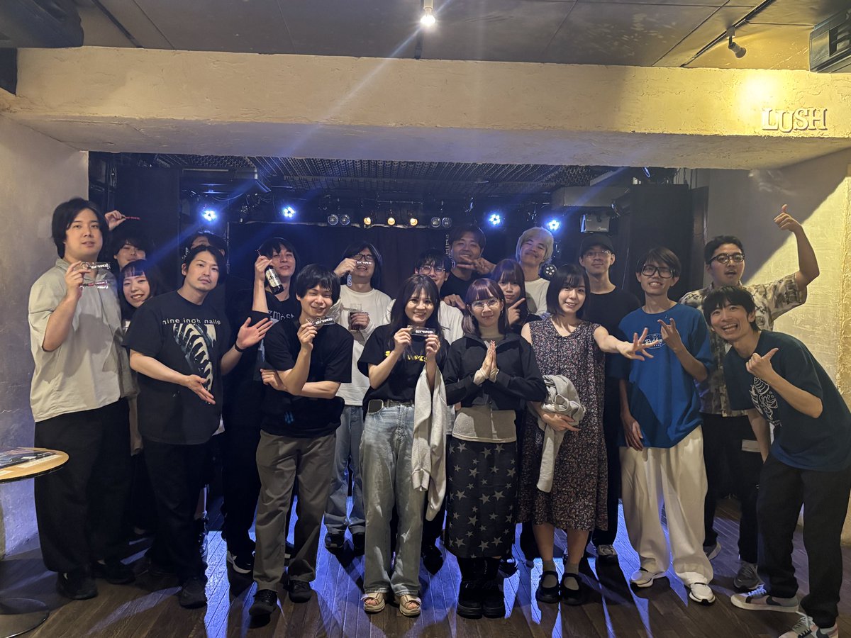 tomorrow_event's tweet photo. 昨日は改めてsrwks.の東京公演DAY1にお集まり頂いた皆さま、出演してくれたBeachside talks、Moon In June、エイプリルブルー、そして渋谷LUSHのスタッフの方々も本当にありがとうございました！

srwks.のライブ素晴らしかったね！ https://t.co/Y1WcLooNia