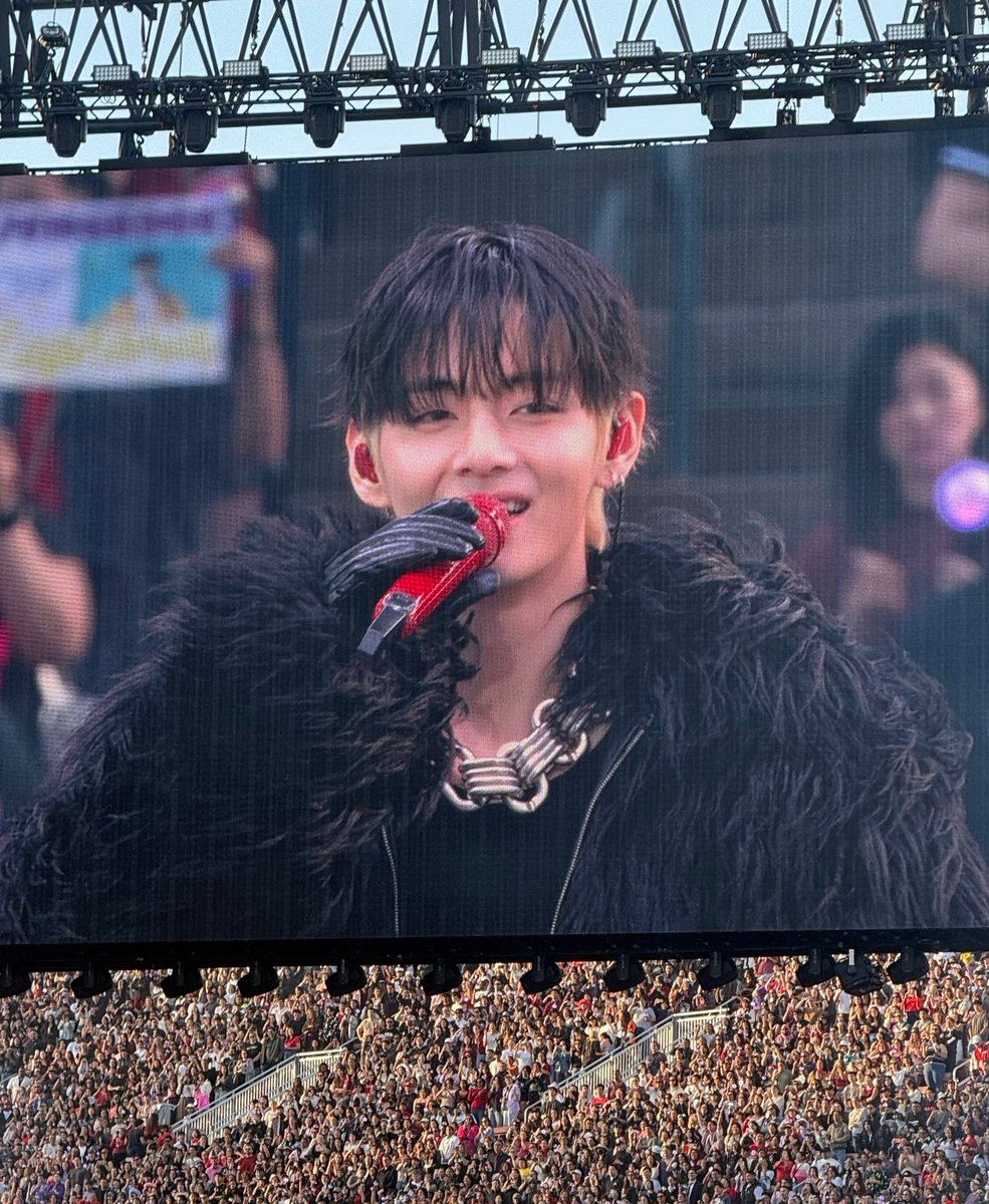 thvjk_4ever's tweet photo. TAEKOOK ON BIG SCREEN OMG https://t.co/OP6h8qmoKl