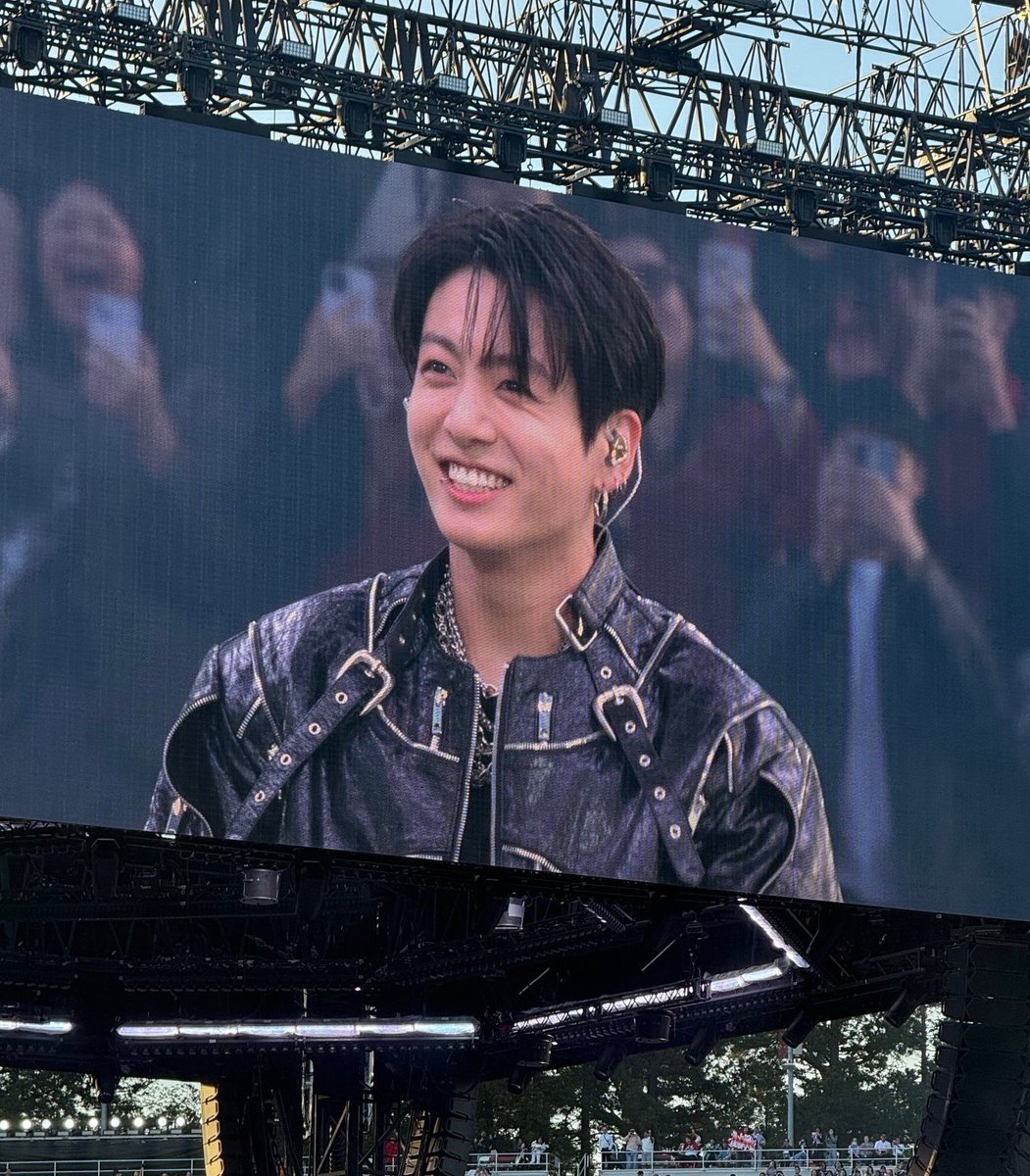 thvjk_4ever's tweet photo. TAEKOOK ON BIG SCREEN OMG https://t.co/OP6h8qmoKl