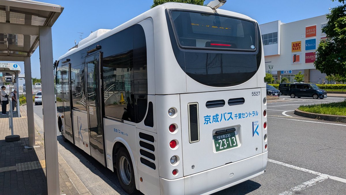 epsonpc's tweet photo. 新鎌ヶ谷駅から、京成バス千葉セントラル印西営業所(旧：ちばレインボーバス)5527受託の鎌ケ谷市コミバスききょう号東線2→東線さわやかプラザ軽井沢行き1112乗3
東線往路＋東線2＋東線復路と運賃100円ながら1時間超の長時間運行

南線は、京成バス千葉ウエスト鎌ケ谷営業所(旧：船橋新京成バス)が受託 https://t.co/yp4jW7ivKA