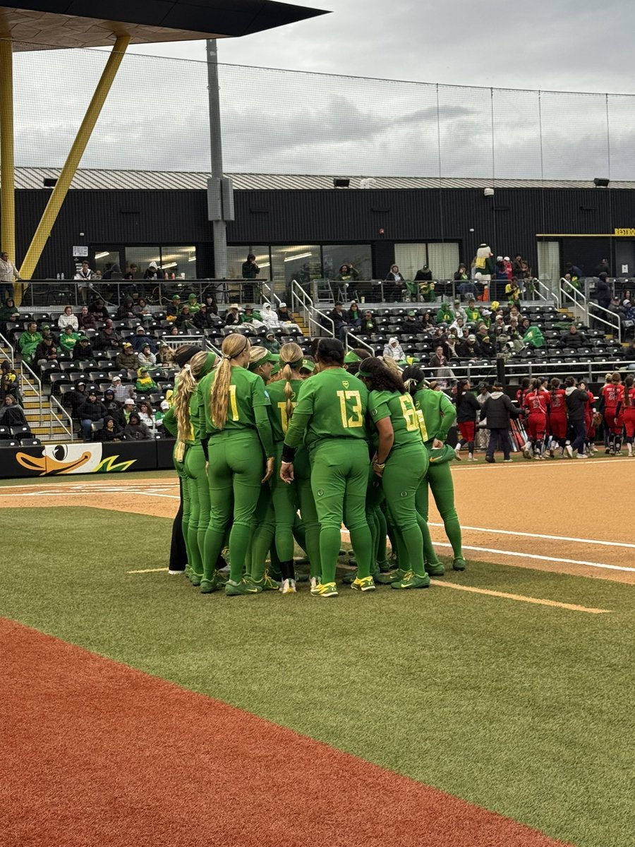 anuuhea_'s tweet photo. Let’s play under the lights
#GoDucks #DuckSwag https://t.co/Zuz7L8yGjr