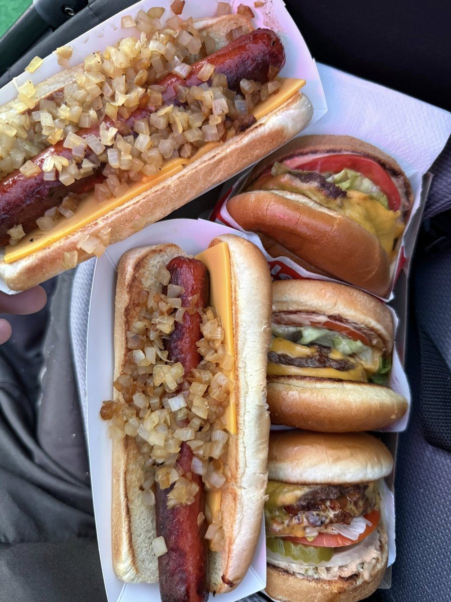 ᶠᵃⁿ In-N-Out Burgers tweet media