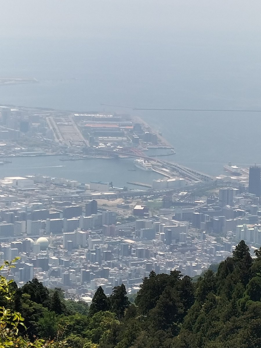 hiyamada0331's tweet photo. 12回目の #摩耶山🏕快晴です😊これぐらい晴れ☀️ると気持ち🩷イーですね。 #MITSUIOCEANFUJI 号3.2万トンが入港しています😊が、間もなく出港です。OSAKAは #嵐 で盛り上がってますね。今日は才木。頼むで。
 #掬星台 #摩耶花壇 #錦鯉 #旧摩耶観光ホテル https://t.co/tnEMlI6jwY