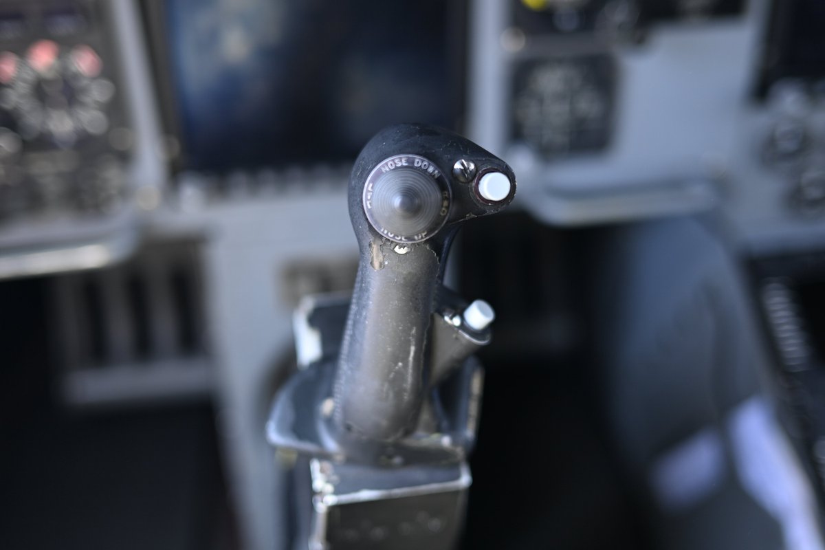 操縦桿 C-17の操縦桿って、戦闘機と同じなんだな初めて知った。 #横田基地日米