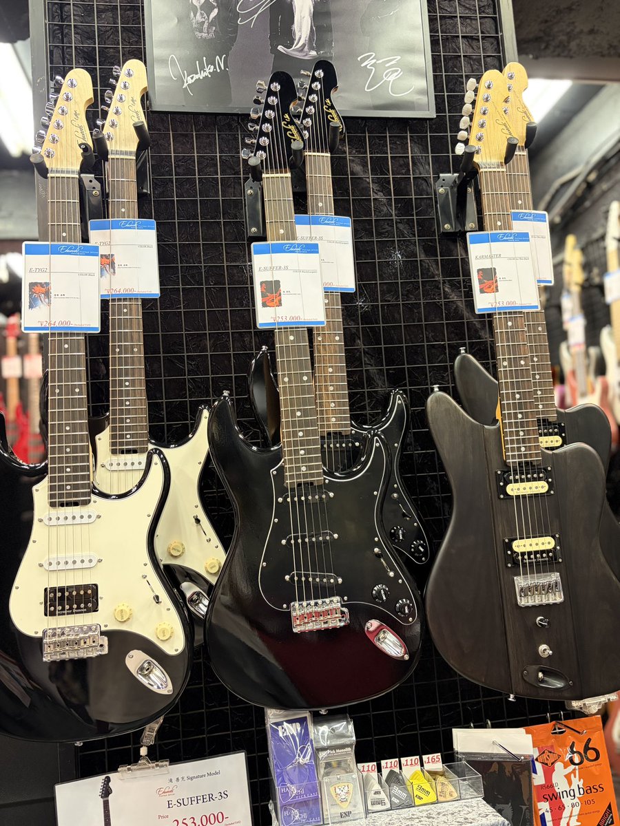 espcrafthouse's tweet photo. どーも！#キューティクルザキヤマ です！

現在ESP Museumにて『9mm Parabellum Bullet POP UP SHOP 2026』を開催中ですが、2Fの店舗ではバンドとESPのロゴが入ったストラップを販売中です‼️

モデルのギターもあるので触ったことないよー！って方はぜひこの機会に弾いてみてください🙌

#ESP渋谷 https://t.co/buUSlc1oJH