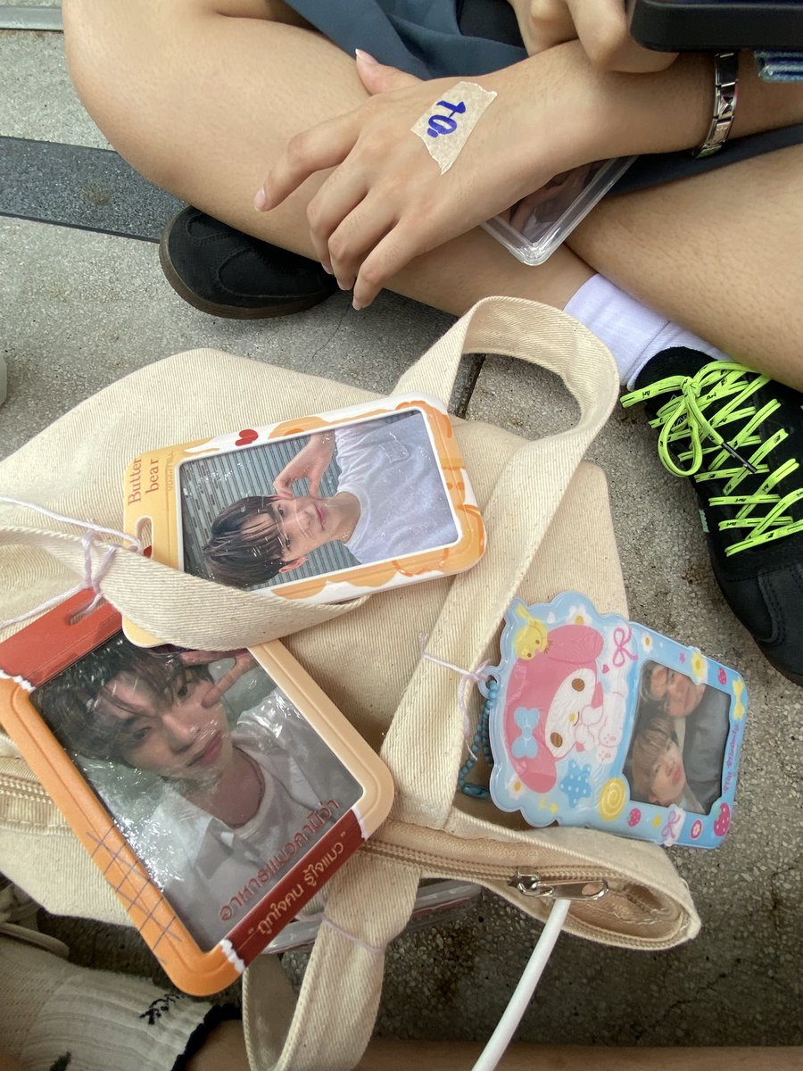 shineforluv_'s tweet photo. วันนี้วันเกิดเรา ของขวัญวันเกิดปีนี้ คือการพาตัวเองไปหาตี๋ตี๋ป๋อครั้งแรก ขอให้ได้เห็นรอยยิ้มของตี๋ตี๋ป๋อด้วยตาตัวเองสักครั้งนะ ปีนี้คงเป็นปีที่ดีที่สุดแล้ว หลังจากที่ไม่เคยให้ของขวัญตัวเองเลย ปล. ใส่ชุด นร มาติ่ง ♥️ #B2Sxตี๋ตี๋ป๋อ #สวัสดีตี๋ตี๋ป๋อ https://t.co/RWIVLboBv6