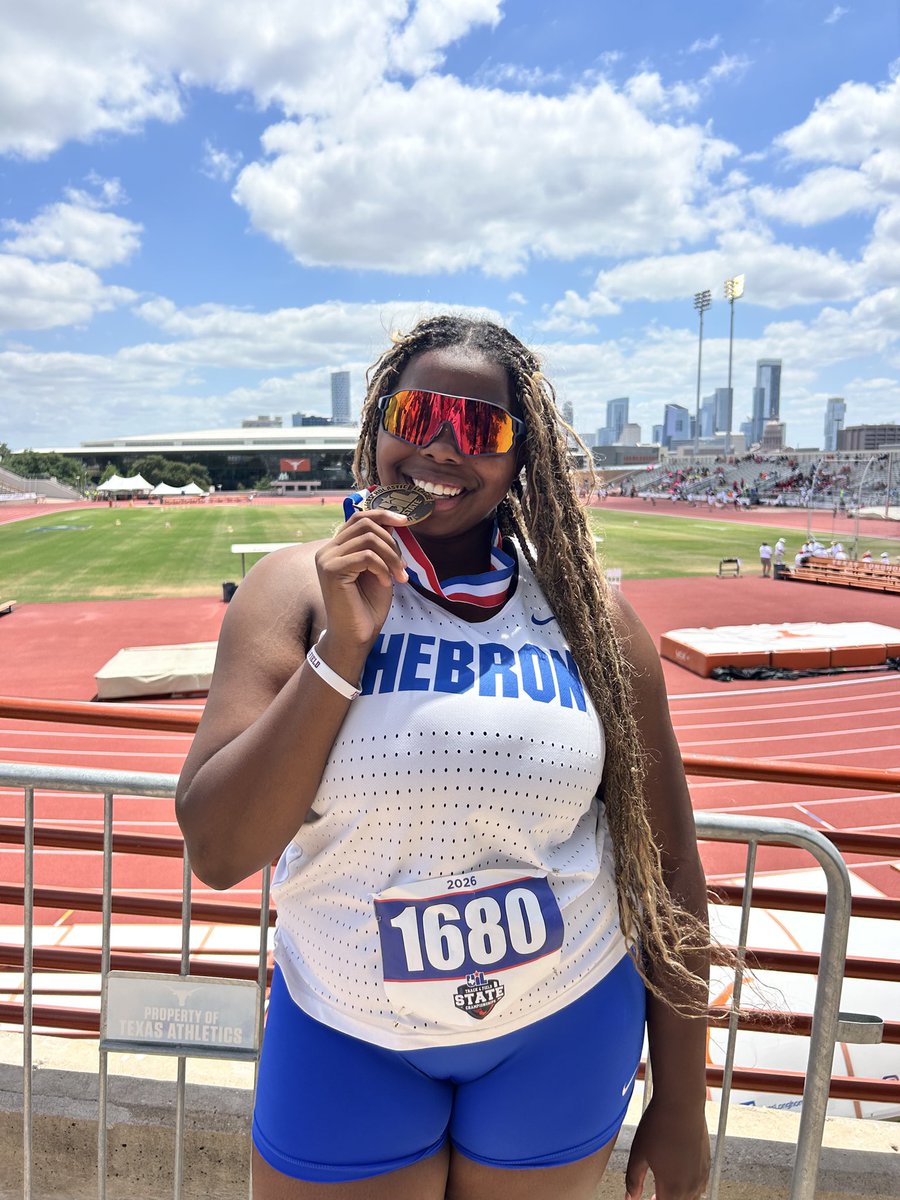 Hawk_Running's tweet photo. @chloe_throws put a stamp on a great high school career at the State T&amp;F Championships - Discus 🥉 154-3 https://t.co/MBW8nXgAMg