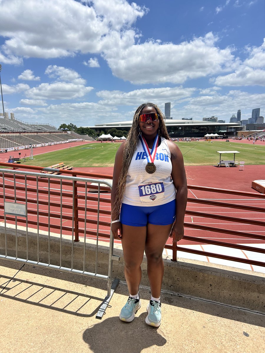Hawk_Running's tweet photo. @chloe_throws put a stamp on a great high school career at the State T&amp;F Championships - Discus 🥉 154-3 https://t.co/MBW8nXgAMg