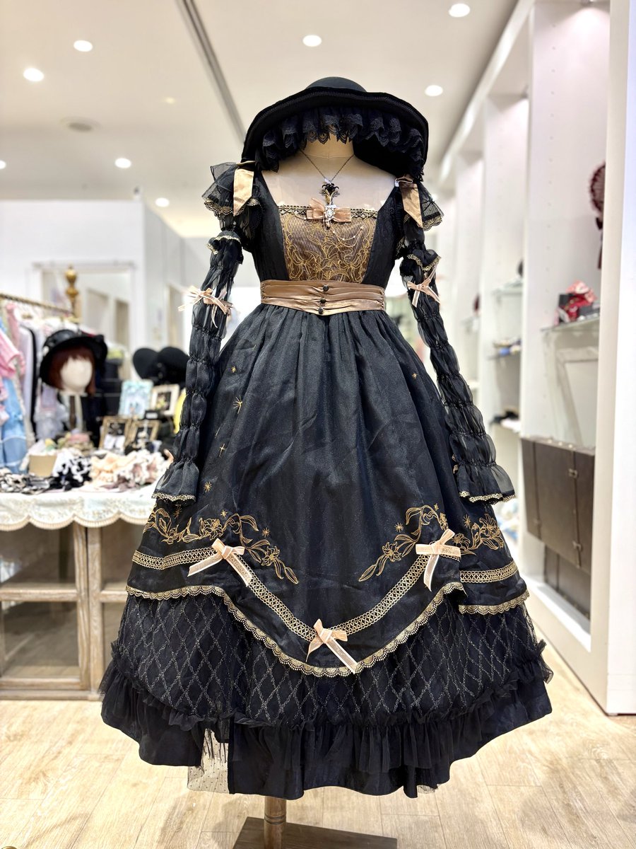 こんにちは #星箱新宿店 です🗝 黒に溶ける気品溢れるワンピースと