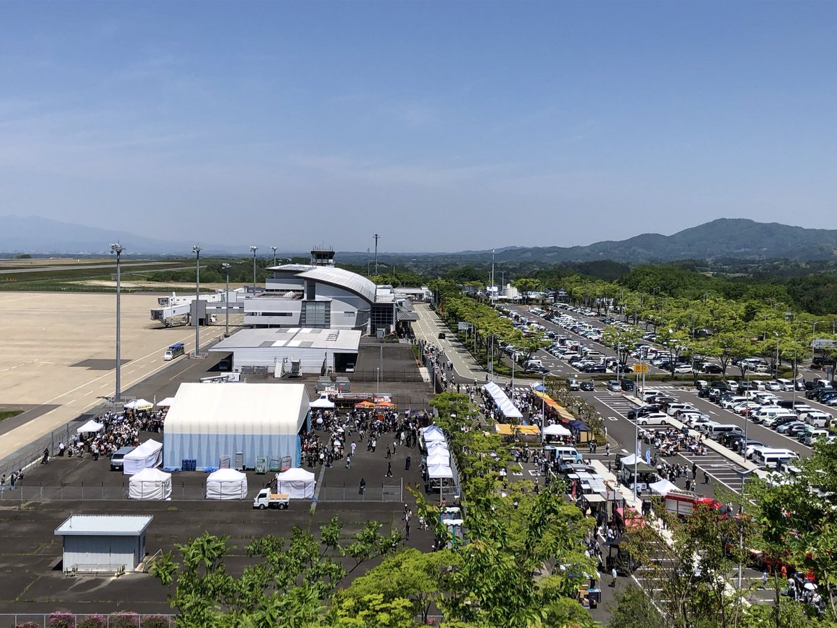 2011_fas's tweet photo. ⭐︎お知らせ⭐︎
春の福島空港まつりスタートしました！
朝から多くのお客様にご来場いただいております。道路の渋滞や駐車場満車が発生しております。ご来場のお客様はお時間に余裕を持ってお越しください。
よろしくお願いします🙇‍♀️ https://t.co/VWCWp9TLWv