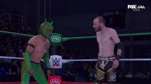 ADPSHOWOFICIAL's tweet photo. 💀🔥 Galeno del Mal aplasta sin problemas a Drago y Cris Martter en la lucha handicap 😳🇲🇽 El gigante azteca dominó de principio a fin y dejó claro su poder.
Y cuando parecía que todo terminaba… ¡apareció OMOS! 👀🚨
#LuchaLibreAAA #GalenoDelMal #OMOS #ADPSHOW #Wrestling https://t.co/jKkqZjzMKg