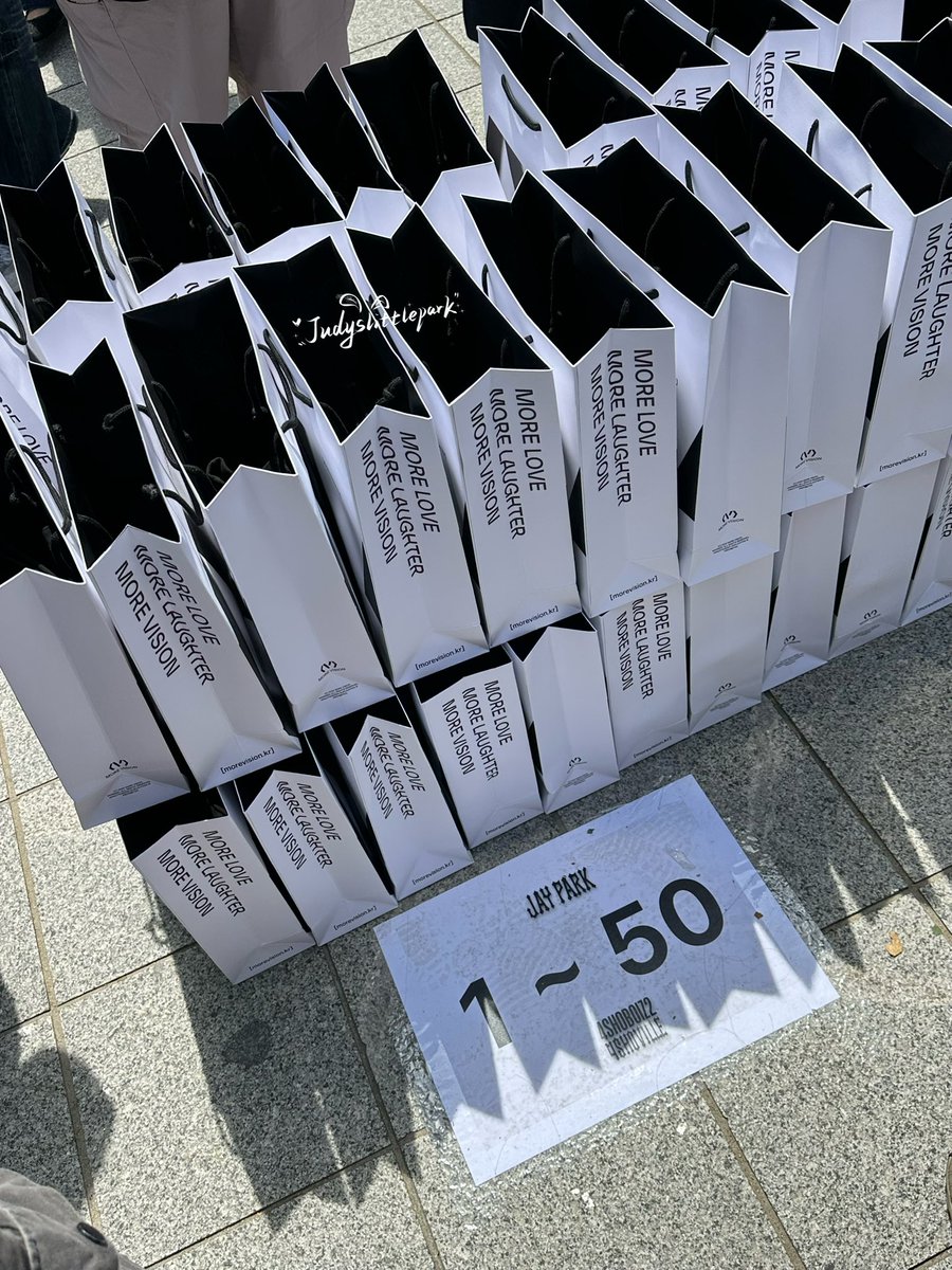 judypuppy's tweet photo. LOVE YOU 오빠😭
We got dessert &amp; photo card and T-shirt today 🥹 https://t.co/7Vlt7udClf