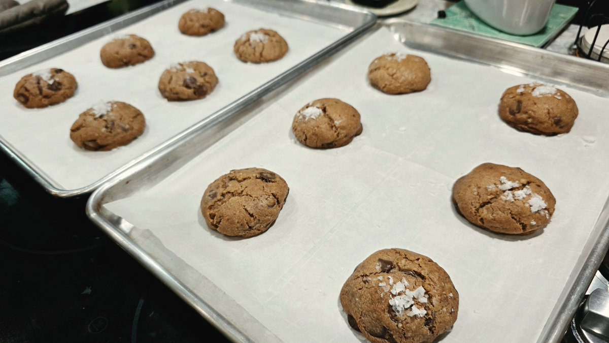 mikeduman's tweet photo. First batch is out! Letting cool  on the pan to set. These were in the fridge almost 20 hours. They needed  +7 minutes to the total cook time. 

@altonbrown #Chewy2.0 https://t.co/GQtiXTs9SD