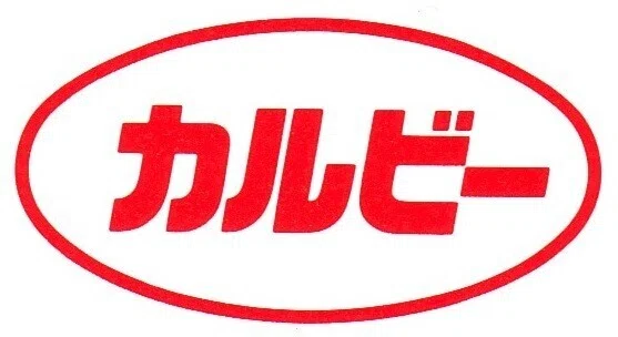 tmnetworkmuseum's tweet photo. #カルビー が一部で話題なので、#TMNETWORK にも関係ある #eZ（Epic/Sonyの音楽番組）についての思い出を。

eZをリアルタイムで見たならご存知の方も多いでしょうが、eZはカルビーの一社提供番組でした。
月1回の放送とはいえ、基本30分の番組枠の中に挟むCMは（たしか）1回、しかもアーティストが出演することが多く、普通の商品CMではありませんでした。

具体的には、例えばアーティストが真っ白な空間で動かずにじーっとカメラを見ており、その画面にオーバーラップする形でカルビーのロゴ（確かまだ当時は今のCalbeeではなく、楕円形のカルビーや、CALBEEの大文字ロゴだったはず？）が表示されるだけの映像が1分くらい流れるといった、番組全体を流れる統一された世界観を崩さないCMでした。（たぶん坂西伊作氏の手によるもの）

しかし、当時はテレビ全盛期。30分のスポンサーフィーは決して安いものではなかったはずです。
それを一社提供し、更に番組内のCMも一般の商品CMではなく、統一した世界観の映像を"CM"として流させてくれるカルビー。
当時から「すごいなあ」と思っていました。

おかげで当時の若者たちは、坂西伊作氏が心血を注いで作ったeZの世界観に丸々30分浸ることができたのでした。（カウキャッチャーやヒッチハイクなどの番組前後のCM枠では通常CMが流れていたと思いますが……）

eZはライブビデオやMV（当時はPV）のために撮られた映像を先出しで流すといったこともしていましたが、eZのためだけに作った映像も多くありました。
ライブビデオなども実際に発売されたものとは編集が違うなど、基本的にはeZのために用意された映像が主だったといえます。

今になって考えてみれば、直接的なレコード会社の宣伝としてライブビデオやPVをただ放映するのでもなく、たった1回の放送のためにアーティストとフィルムを使って映像を制作するというのは、とても贅沢で、今ではあり得ないレベルの話です。

しかもその番組を支えてくれたカルビーは番組内の世界観を統一したいという「わがまま」を聞いてくれたのですから、懐が深いなんてもんじゃない。
そんなカルビーさんのおかげで、後にパッケージ化された素晴らしい映像がいくつも残りました。

例えばTMなら、"COME ON EVERYBODY"のMV扱いになっているあの映像は、もともとはeZ 4Days Specialのための映像でしたし、"TK BEST SELECTION IN EPIC DAYS"に収録されている"Dawn Valley"や"PIANO SOLO"も同じです。

eZは月1度きり、放送時間をチェックするのも大変な番組でしたが、その30分は当時の若者が胸躍らせるひとときでした。

いつか、このカルビーの番組内CMも含めたeZ完全版を商品化してくれないかなあ、と思っています。

カルビーさん、ありがとうございました。
（出典や参考記事などは↓へ）
