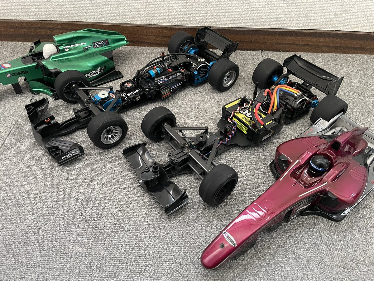 TK_Whitepearl's tweet photo. 今朝、ちょっと試運転してきたけど…

F104はモーターを小さくしたい(380化)
OF01は采ブランドのタイヤが路面に合わないのでタミヤタイヤの方が良さそう

って結果になった😇

#F104
#OF01
#olderf
#F1 https://t.co/Q8nil32GDy