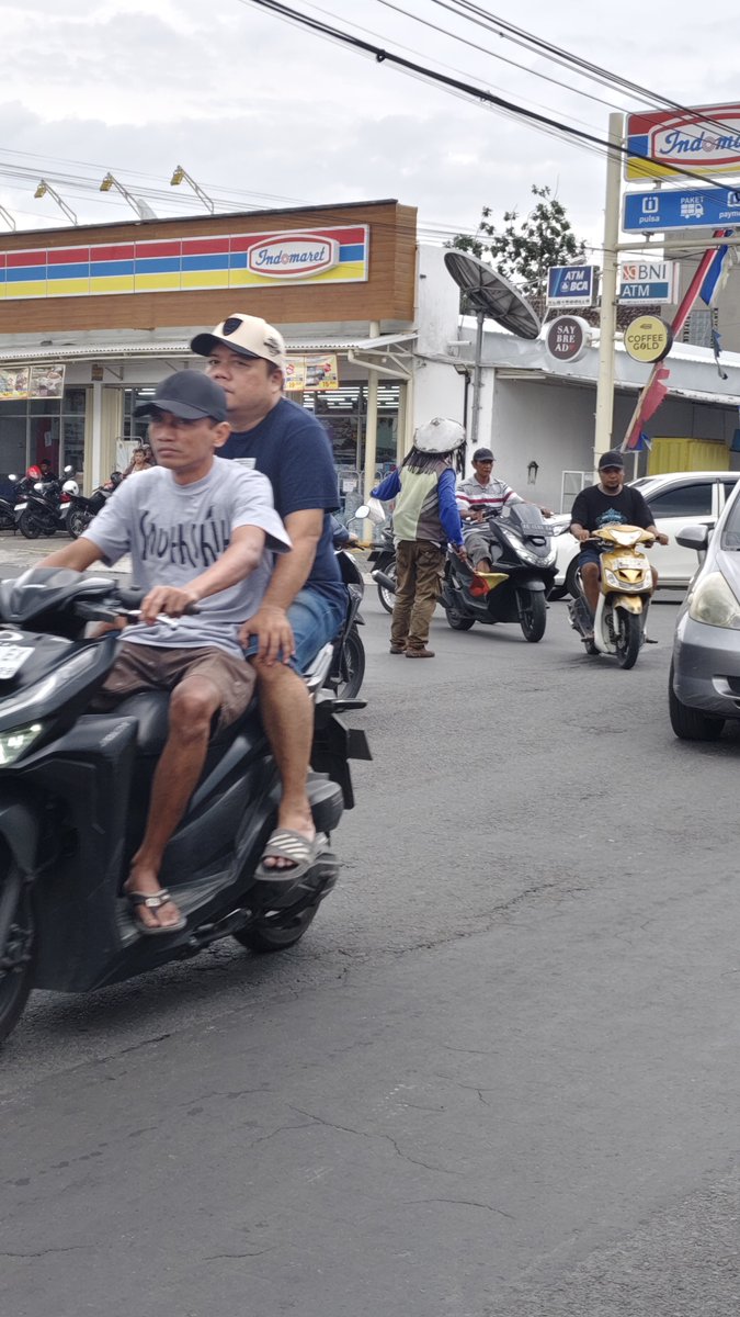 LegendSimbah's tweet photo. [REUPLOAD]

[DOKUMENTASI PRIBADI]

Bulan November 2025, Aku menyempatkan berbagi ke teman teman di sekitar Jalan Godean-Jalan Wates. There’s no special reason, just want to share something with the community around us. https://t.co/wKWBWkQAqF