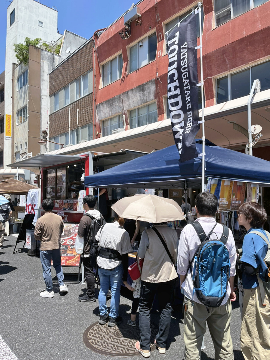 moeginomurarock's tweet photo. 今日のROCK FOOD TRUCKは、@yatsugatakebeer と一緒に長野県上田市「初夏の海野町まつり」に来ています！

お天気バッチリ、イベント日和🌞

ROCKビーフカレーにPremiumカレーパン、
グリル料理を販売しています🍛🍺

16:00まで入場無料で開催していますので、
ぜひお立ち寄りを〜💁 https://t.co/tHJ6e0Y6Du
