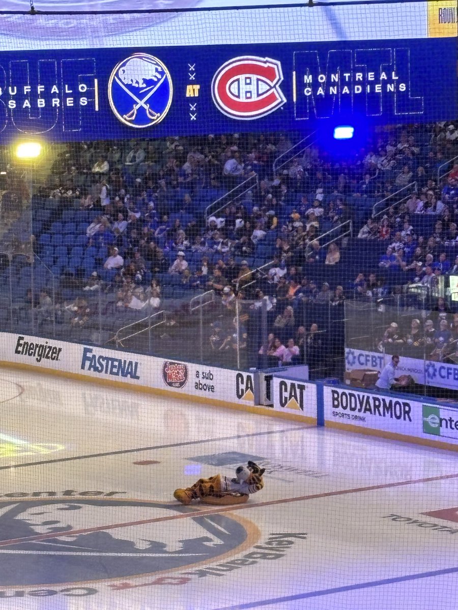 adashelbys's tweet photo. sabretooth is killing me https://t.co/EqyX8bfdlT