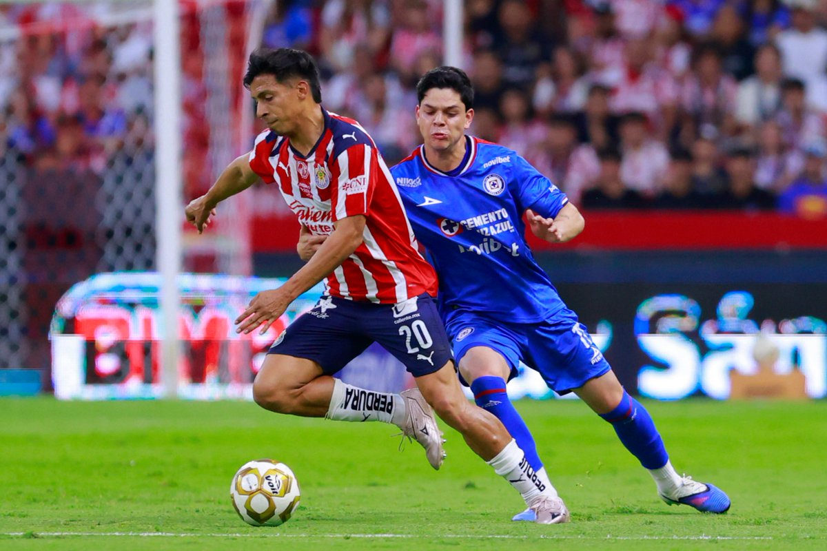oncediariomx's tweet photo. #LigaMX | SEMIS VUELTA | Min 77’ ⏱
Tras el gol de #CruzAzul, #Chivas se vuelca al ataque y busca esa anotación que le brinde el pase a la Final.
#CHIV 🐐 (3) 1-2 (4) #CAZ 🚂
📌 Con este resultado, #CruzAzul estará en la Final.
👉 Apuesta aquí https://t.co/bbgMQPgXNy https://t.co/1vjiITNuaA