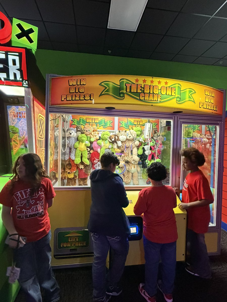 HillHawksES's tweet photo. Core memories loading… 🎳🍕 https://t.co/u8g3SotRLt