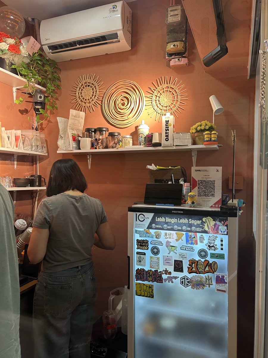 kakakpembinah's tweet photo. Ada beberapa tanda bahwa sebuah kedai kopi wajib disinggahi. 

Kita bisa lihat peralatan yang dipakai dan deretan beans yang dipunya.

Cobain mampir ke Jolo Coffee Bar yang ada di Pasar Santa lantai 2. Baru 4 bulan buka.

Ownernya adalah kakak beradik yang punya passion di kopi. Lisa sang adik, sudah lebih dulu punya kedai kopi di Garut. Sekarang joinan bikin Jolo untuk menyalurkan hobinya.