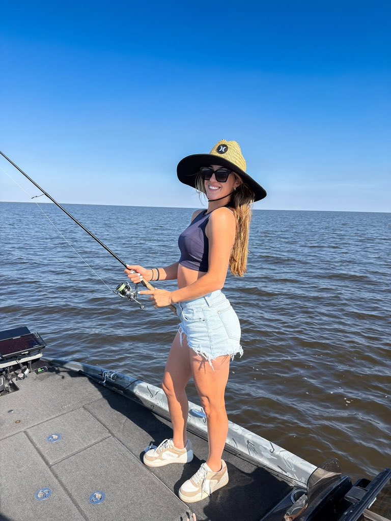 Sabrinarfj7's tweet photo. First time bass fishing 🎣 I felt bad for the shiner fish used to catch the bass they have a sad life 🐠🐡 #fisi https://t.co/d8hKzptNXV