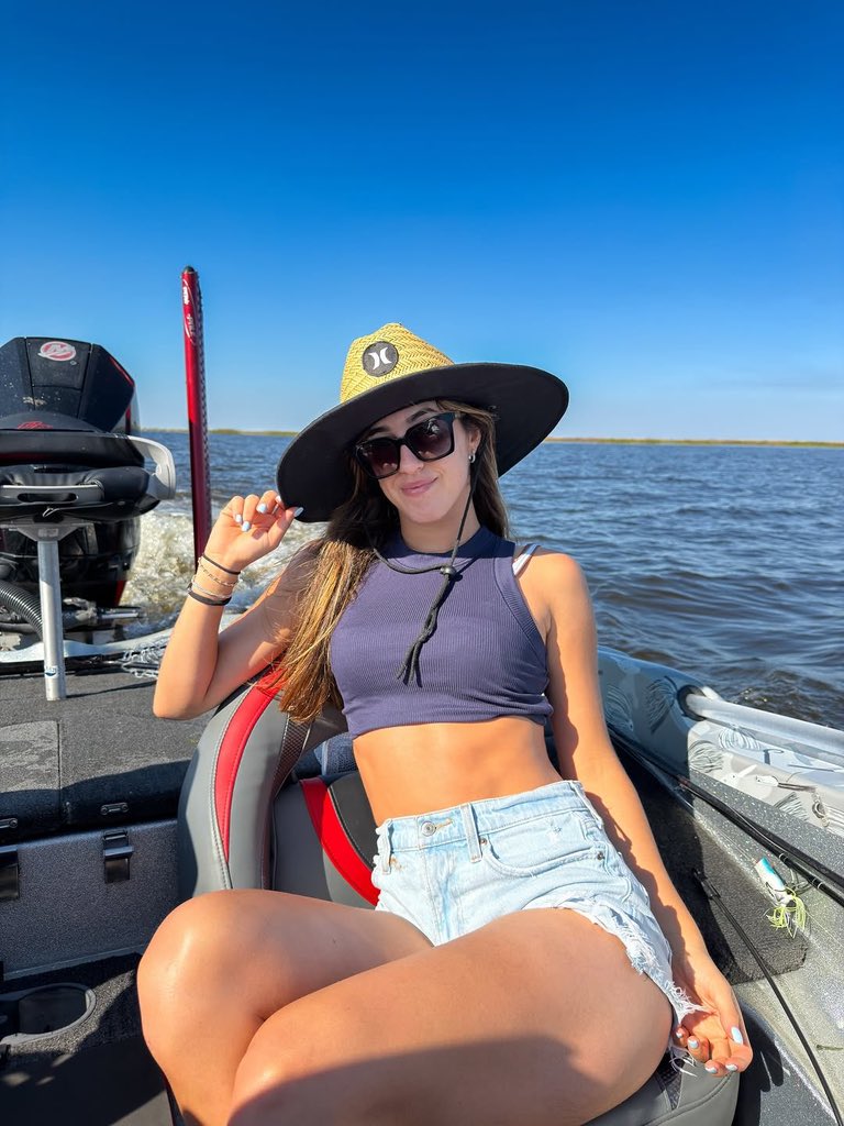 Sabrinarfj7's tweet photo. First time bass fishing 🎣 I felt bad for the shiner fish used to catch the bass they have a sad life 🐠🐡 #fisi https://t.co/d8hKzptNXV