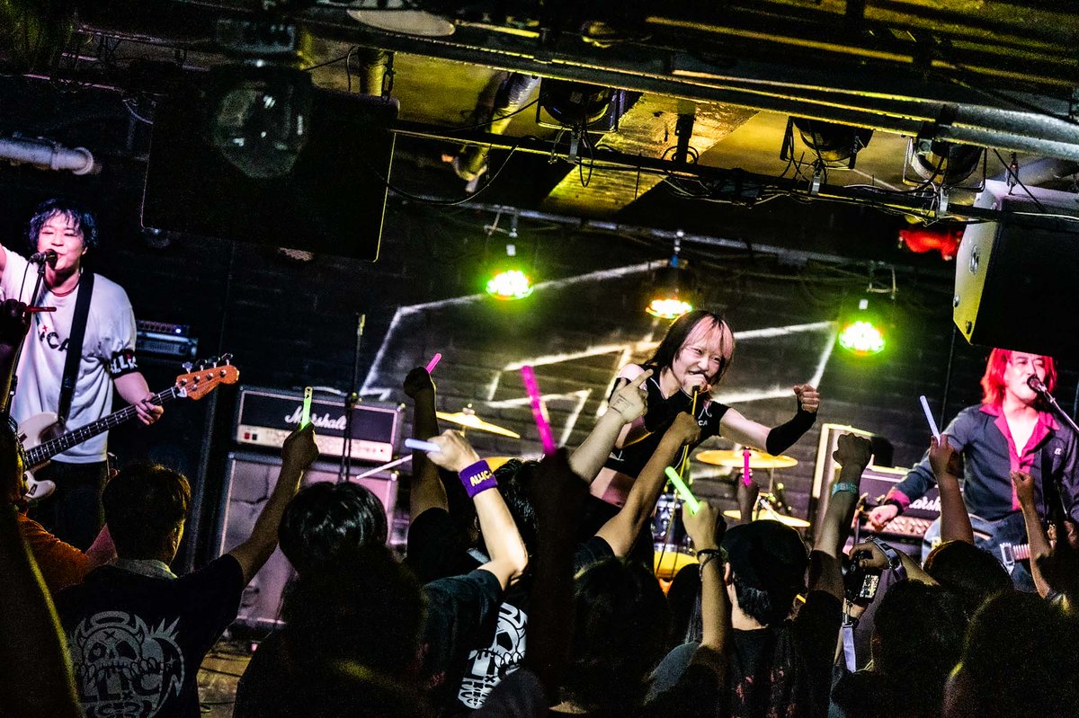 ALLiCA0904's tweet photo. 韓国ソウル弘大 Club FF 

ALLiCA TOUR 2026 【SPiKE】

ALLiCA NIMBUS COTTON STICK  Cockrasher Lazybone

韓国ツアー２日目🇰🇷
昨晩も終始大盛り上がり！！

初日にALLiCAを見て、
「また見たい」と
急遽２日目も来てくれた人がいたり、
ライブ後の物販で
「最高だった！」
と真っ直ぐ伝えてくれたり。

言葉も国も越えて、
確実に音楽が届いていることを
実感しています‼︎

そして本日は韓国ツアーファイナル🇰🇷
あなたの心にブッ刺しにいきます🔥
最後までよろしくお願いします！！

#ALLiCA

--------------------

한국 투어 2일차🇰🇷  
어젯밤도 처음부터 끝까지 엄청난 열기였습니다!!

첫날 ALLiCA를 보고  
“또 보고 싶다”며  
급하게 2일차까지 와주신 분들도 계셨고,  
공연 후 물판에서  
“최고였어요!!”라고  
진심으로 전해주신 분들도 계셨습니다.

언어도, 나라도 넘어  
확실하게 음악이 전해지고 있다는 걸  
실감하고 있습니다‼︎

그리고 오늘은 한국 투어 파이널🇰🇷🔥  
당신의 마음에 제대로 꽂으러 가겠습니다!!

끝까지 잘 부탁드립니다!!