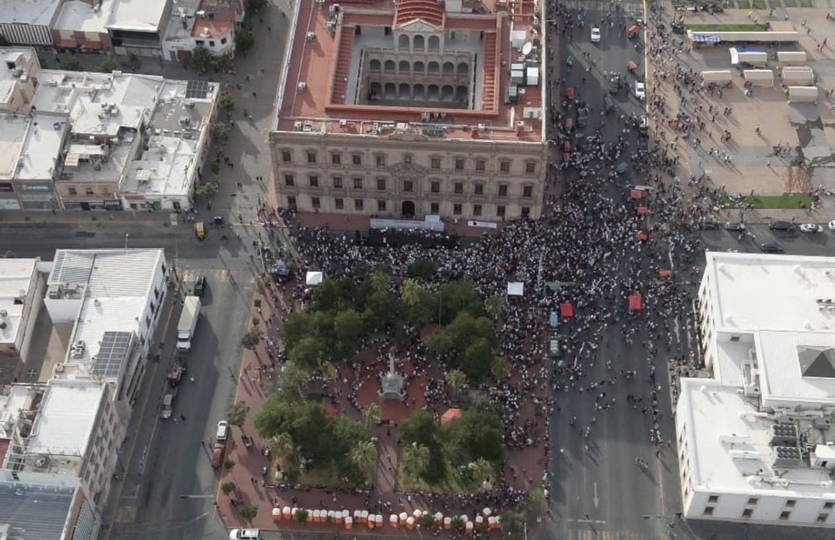 SandraC47414540's tweet photo. @Alejandro4T_ @MaruCampos_G Ay que pena 😅 se te perdieron unas fotos aquí te las dejo! https://t.co/UjRahypU99