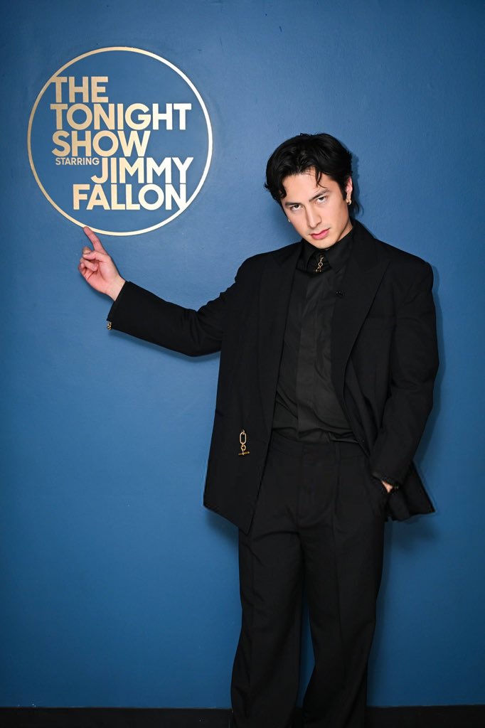 hudsonwilliamph's tweet photo. #recentering 
Hudson Williams at The Tonight Show Starring Jimmy Fallon, January 7, 2026. Send tweet. https://t.co/59XrXSOyr9