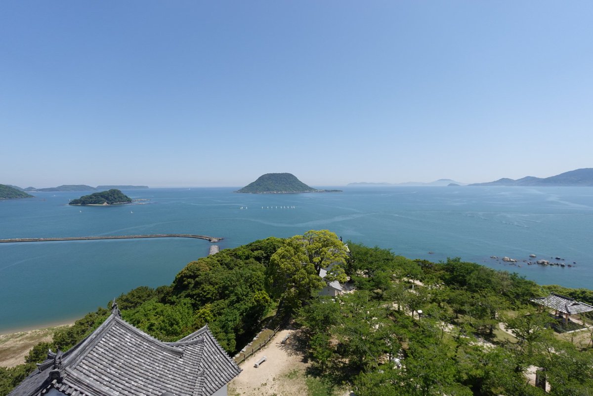 Jueves_Azul's tweet photo. Ahora estoy en el castillo de Karatsu.

唐津焼に来てみました
天気が良いです
観光客は少なめに感じます
天守閣から海が綺麗に見えました https://t.co/DBpTElwpVA
