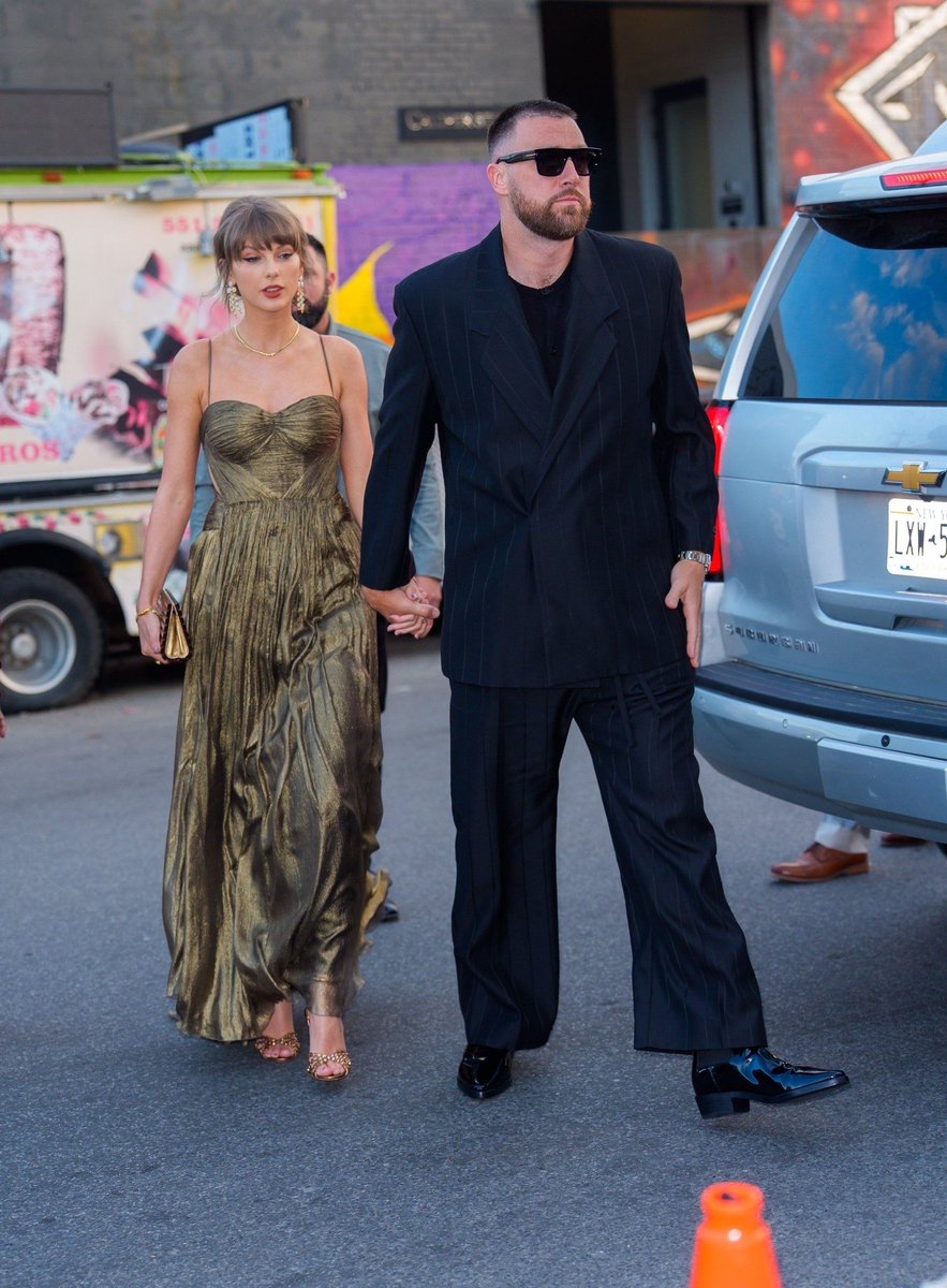TheSwiftSociety's tweet photo. 🚨| Taylor and Travis in NYC https://t.co/0P32KmTeC4