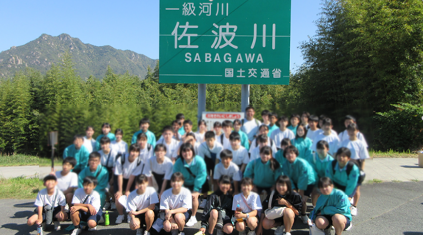 sabajhschool's tweet photo. 本日、地域で行われた佐波川一斉清掃に、本校から５２名のボランティア生徒が参加しました。生徒たちは地域の方々といっしょに河川敷のごみ拾いに一生懸命取り組みました。自分たちの地域を自分たちの手で美しくしようとする姿がとても頼もしく感じられました。みなさん、ありがとうございました！ https://t.co/PjGjkNrYzD