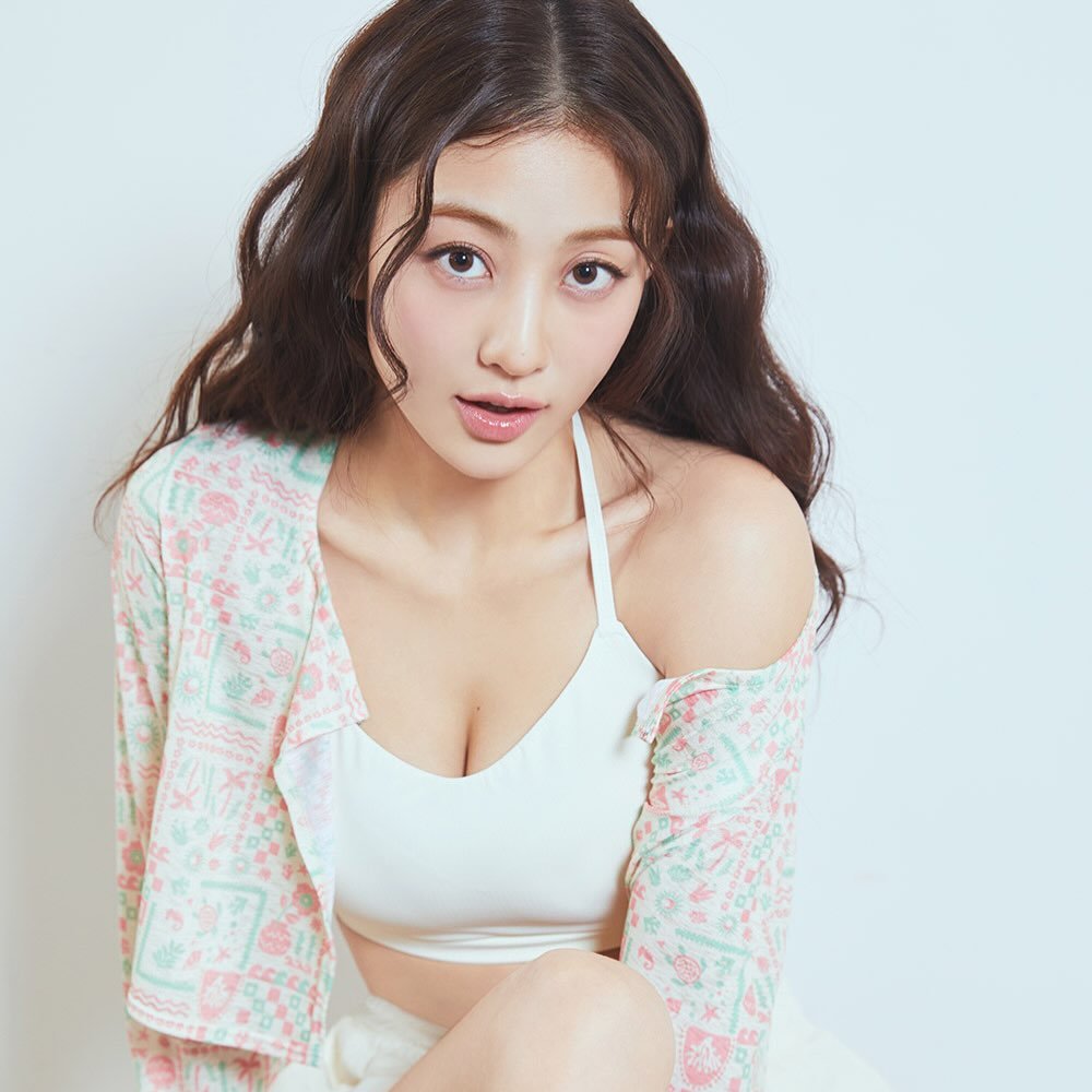 OneilyMusic's tweet photo. JIHYO of TWICE announces her English name is Gianna. https://t.co/DTeNSxH6gk