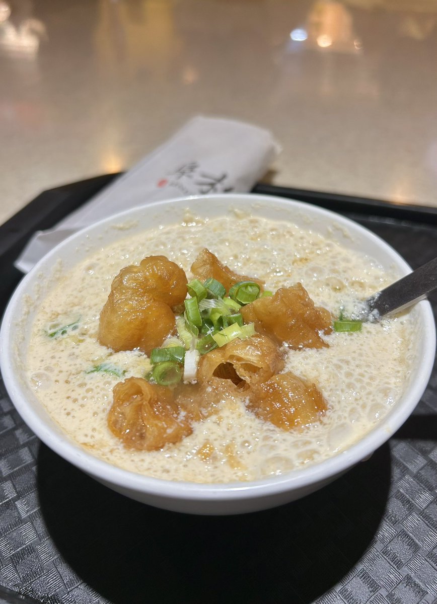 se_hurrah's tweet photo. 滞在中ミシュランを
何件食べれるか？
3件目は40分前後並ぶらしい
阜杭豆漿
到着したらやはり長蛇の列
流石に並んではいられないので
街をひと回りして帰りに通って
みたら行列が短くなっていて
10分弱の待ち時間で入店
鹹豆漿と薄餅來蛋を注文
・・・

好みとしては高雄の
田記豆漿の方がおいしい https://t.co/8Ich44MNGF