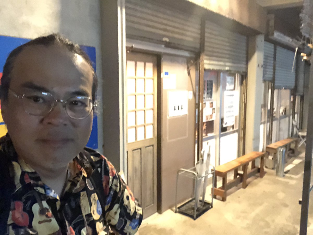 osaka_kid2's tweet photo. 5.16（土）は読谷のMusic Room W•Bさんへ。ラーメン屋さんの閉店時間帯を利用して、金曜土曜にセッションスペースとして活用されていて👍
常連さんのジャズセッションを主に、我々歌うたいにも快く場を提供いただいて https://t.co/InUrk2zAXL